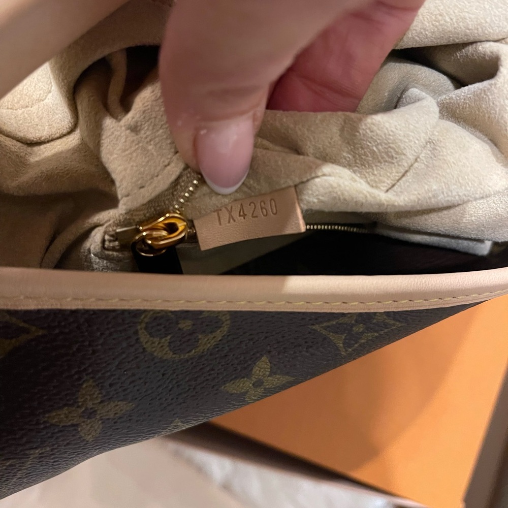 - Brand new Louis Vuitton Artsy PLUS wallet/pouch - Picture 2 of 12